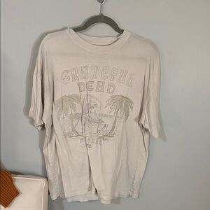 American Eagle Outfitters Cream Graphic Tee